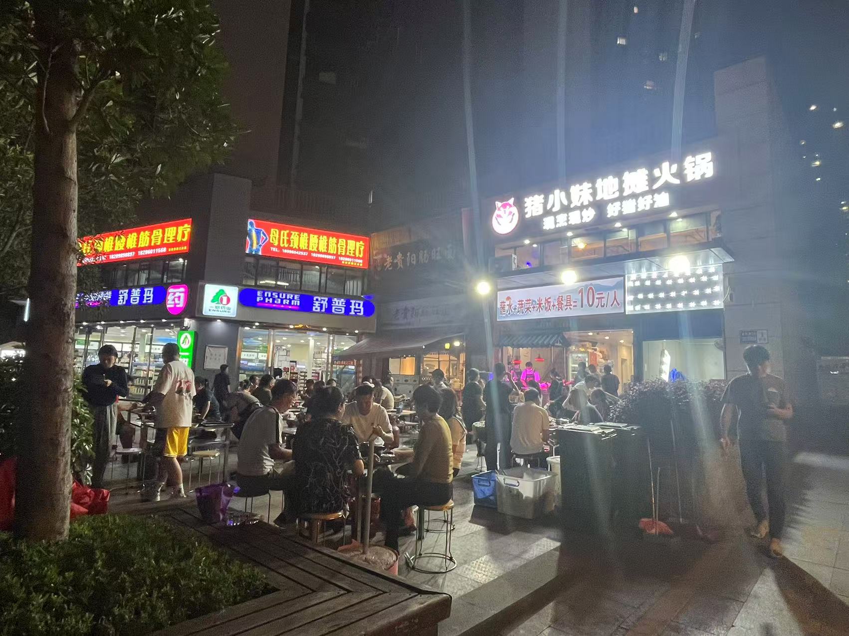 金阳新世界步行街120平有外摆区餐饮店转让